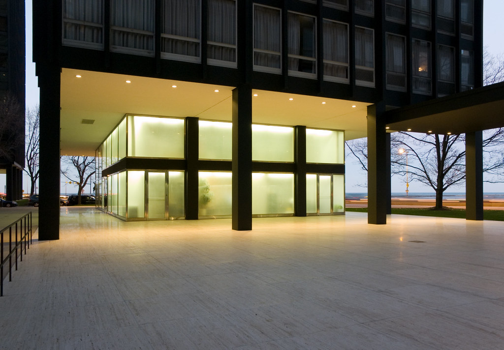 Planta baja vidriada de 860-880 Lake Shore Drive al anochecer