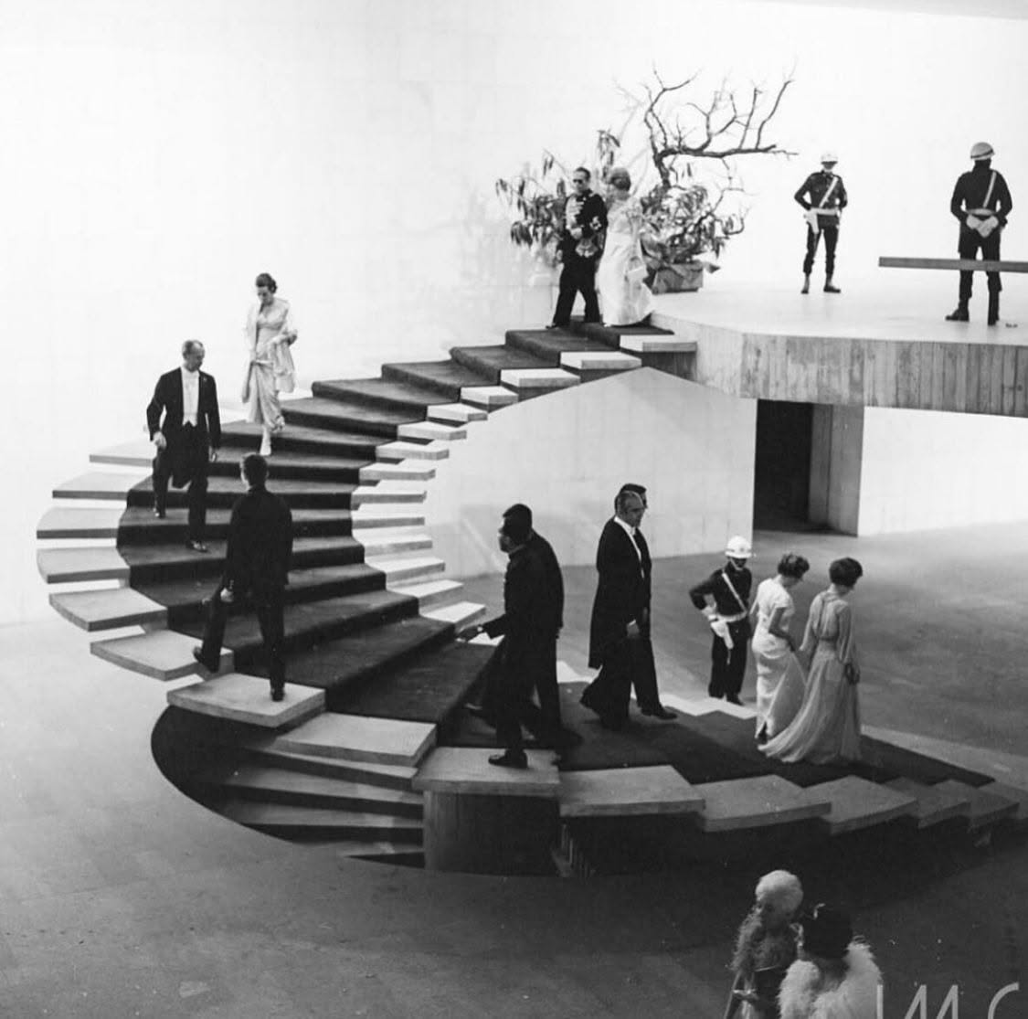 Escalera escultórica del Palacio Itamaraty durante una ceremonia, en blanco y negro