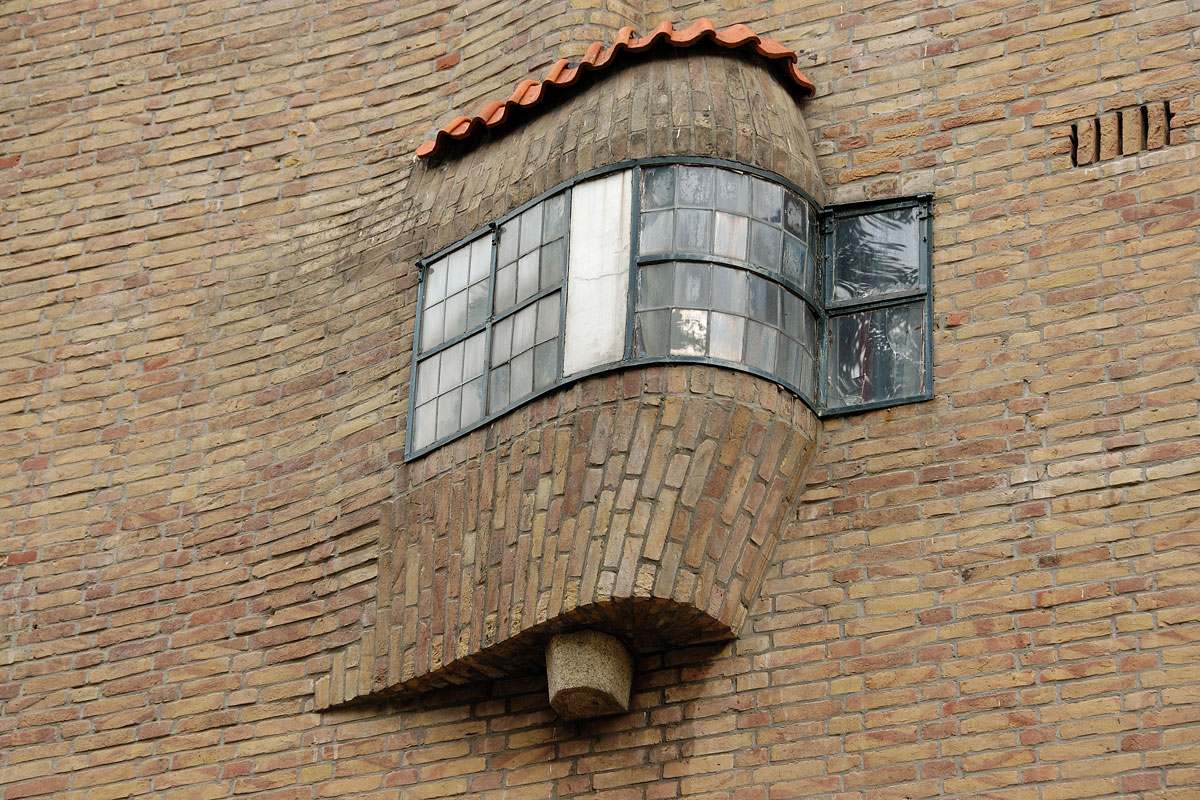 Mirador saliente de ladrillo y vidrio curvo de la residencia escolar de Ámsterdam