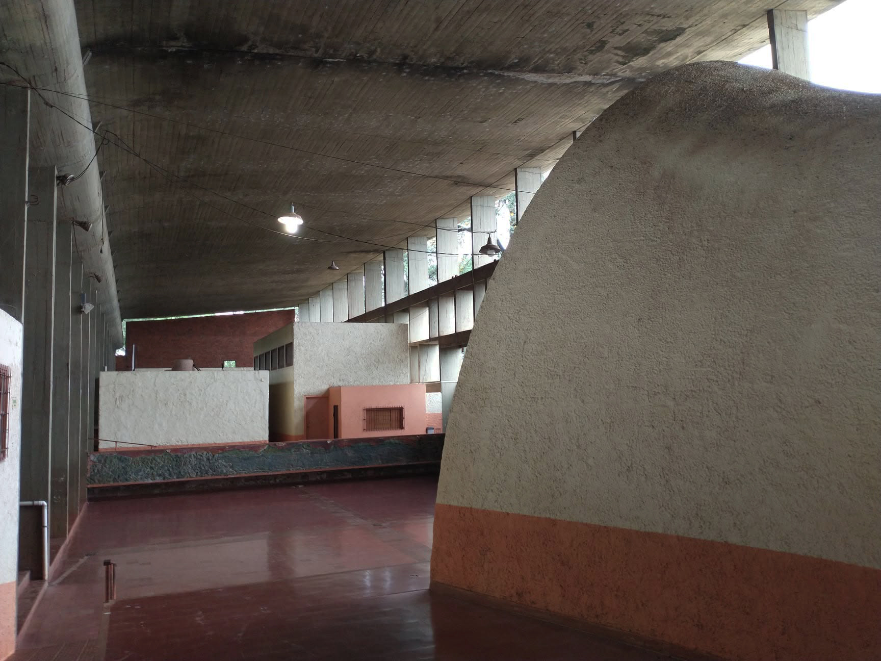 Galería bajo la cubierta, con un volumen curvo revocado