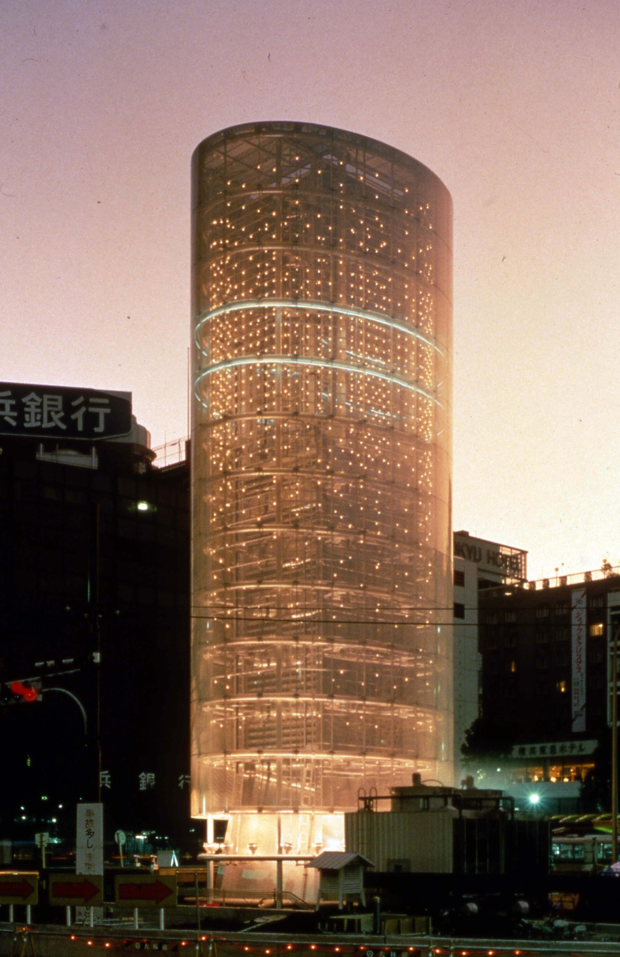 La torre al anochecer, iluminada por mil minilámparas y anillos de neón
