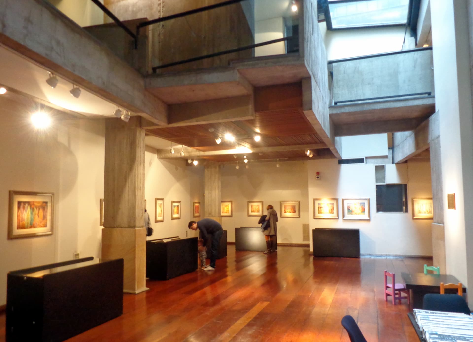 Sala de exposición del Museo Xul Solar con obras y visitantes