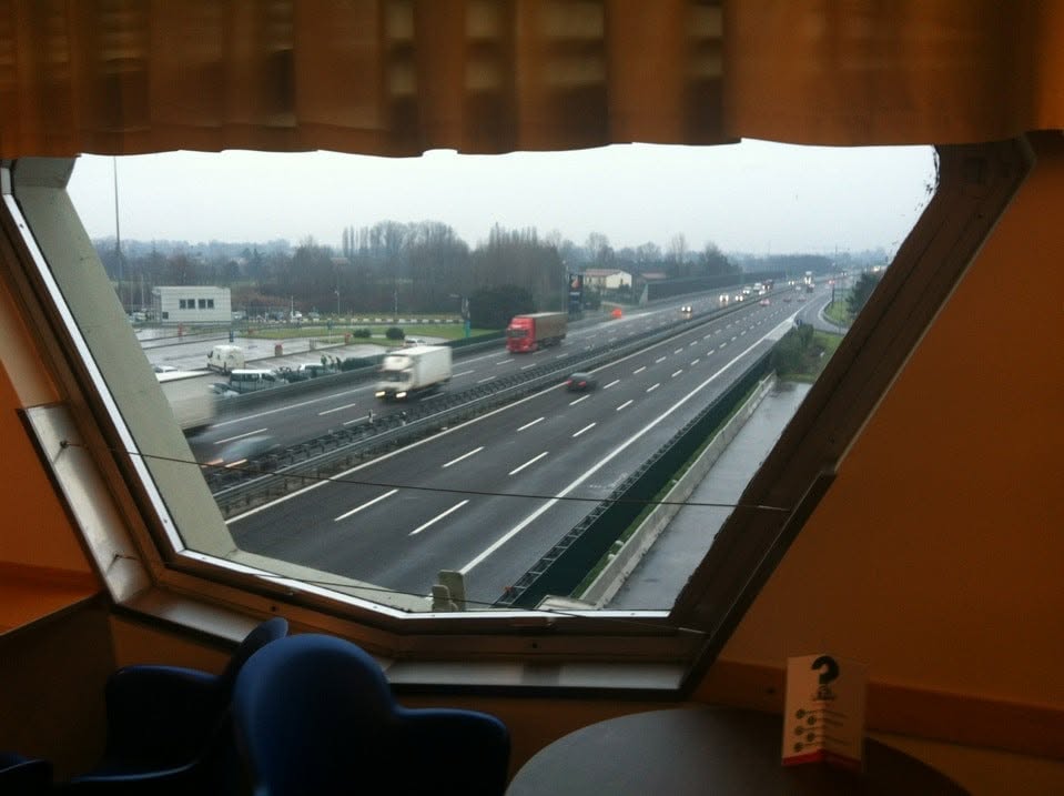 Vista de la autopista desde una ventana octogonal del Autogrill