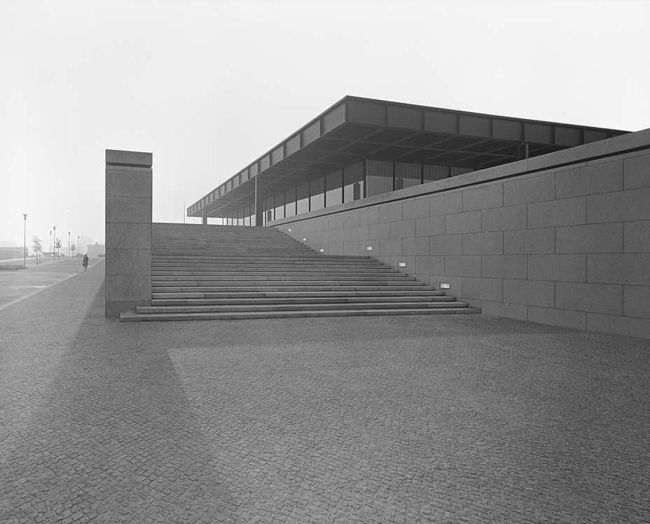 Escalinata y plinto de granito de la Neue Nationalgalerie