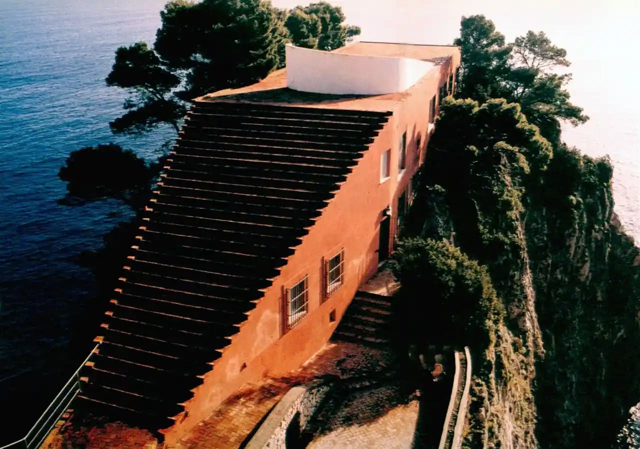 Casa Malaparte en Capri, con su gran escalinata exterior sobre el acantilado