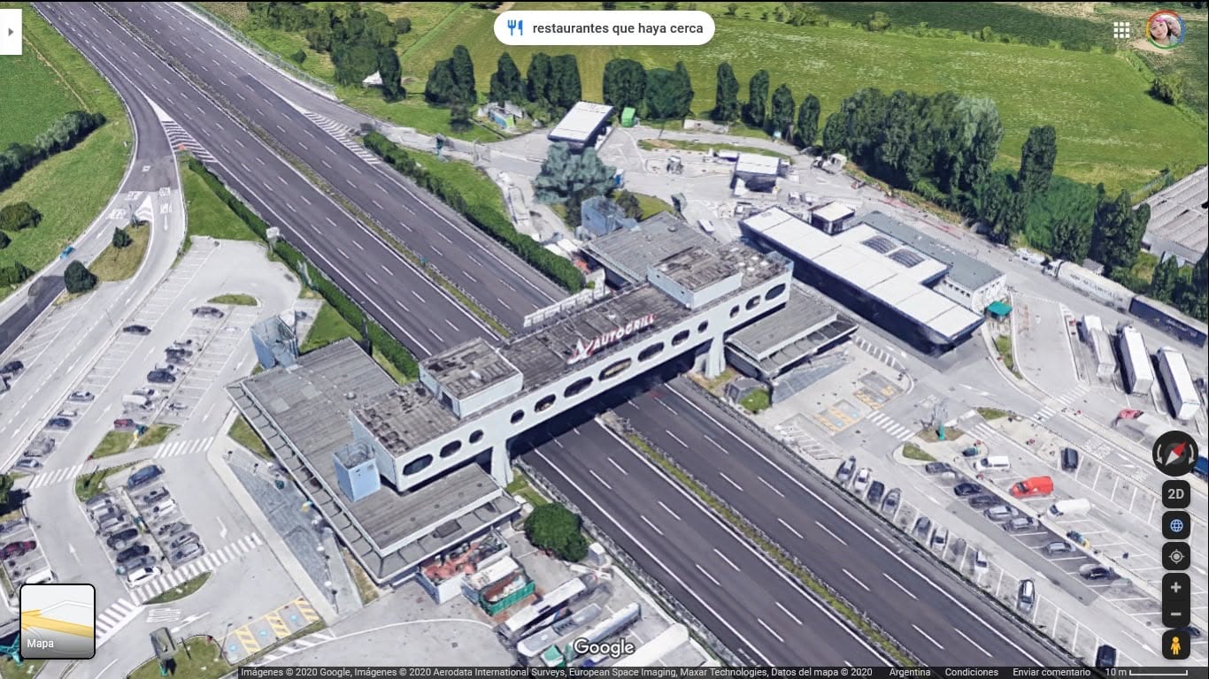 Vista aérea del Autogrill de Limena atravesando la autopista