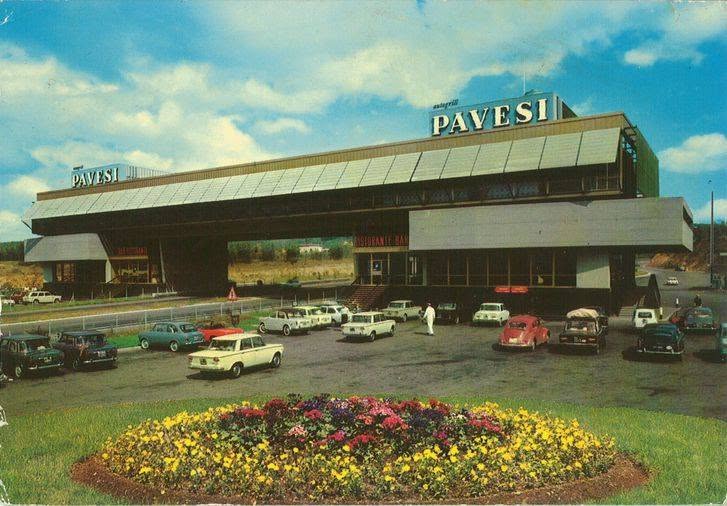 Postal de época de otro Autogrill Pavesi, con el puente, el estacionamiento y los jardines