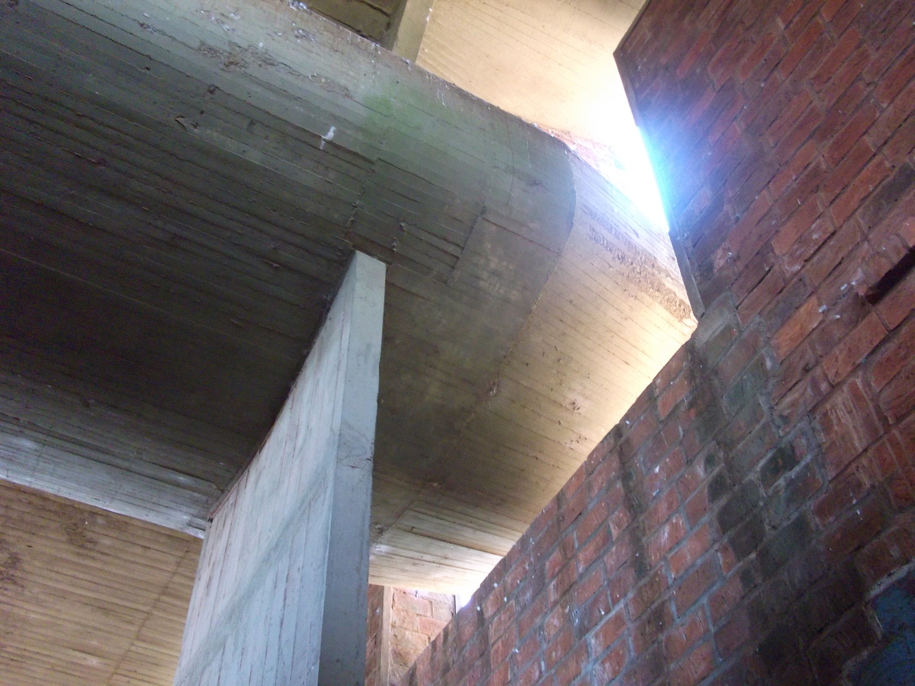 Hormigón visto y ladrillo bajo la luz cenital