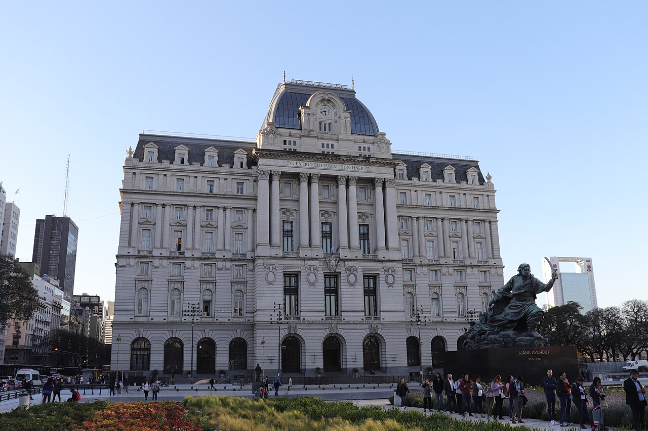 Fachada del Centro Cultural Kirchner, el antiguo Palacio de Correos y Telégrafos