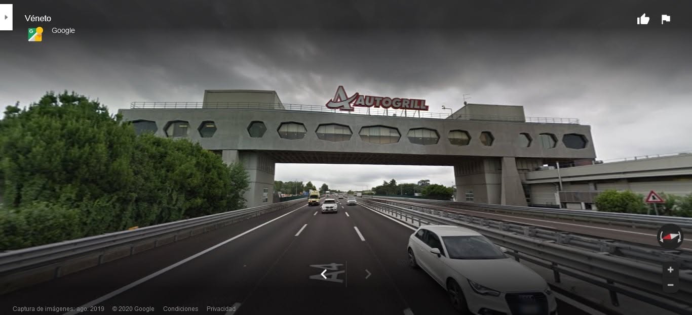 El Autogrill de Limena visto desde la autopista bajo un cielo nublado