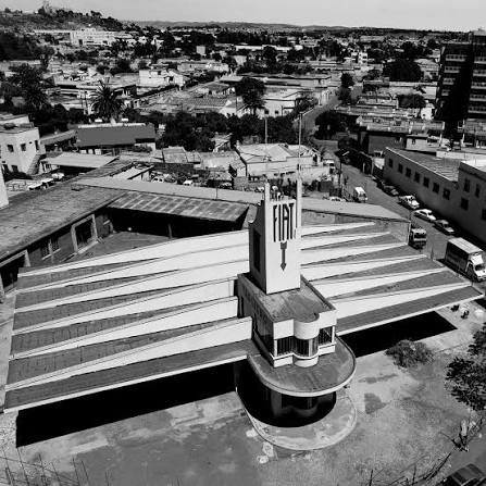 Vista aérea en blanco y negro de la estación Fiat Tagliero y sus alas radiales