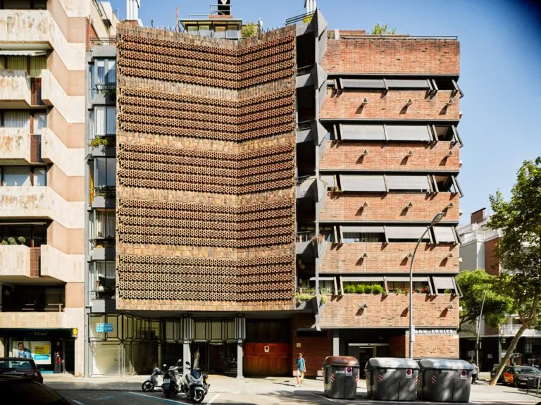 Fachada de ladrillo de las viviendas de la calle Bach