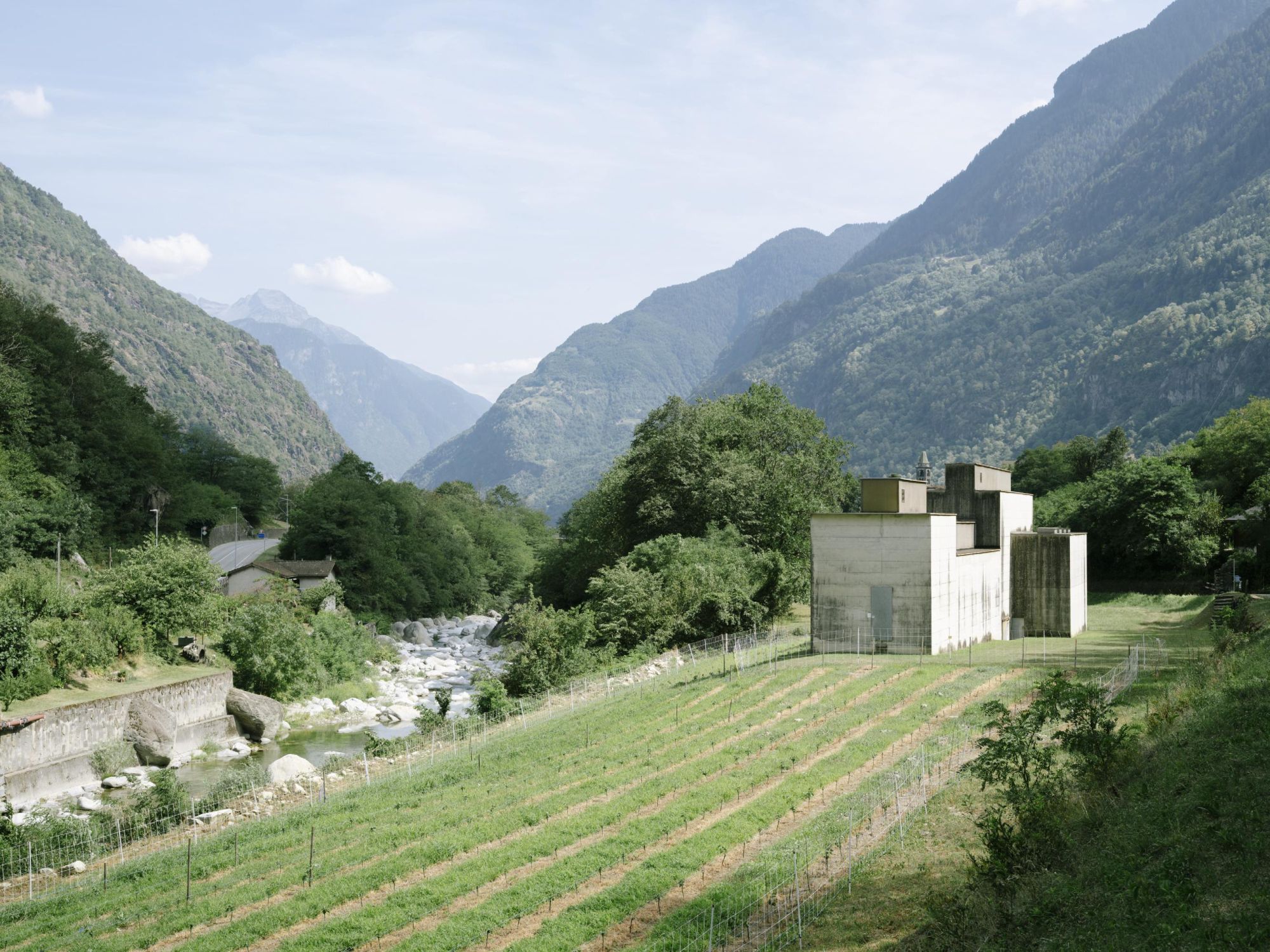 Museo La Congiunta junto al río, cultivos y montañas del valle de Leventina