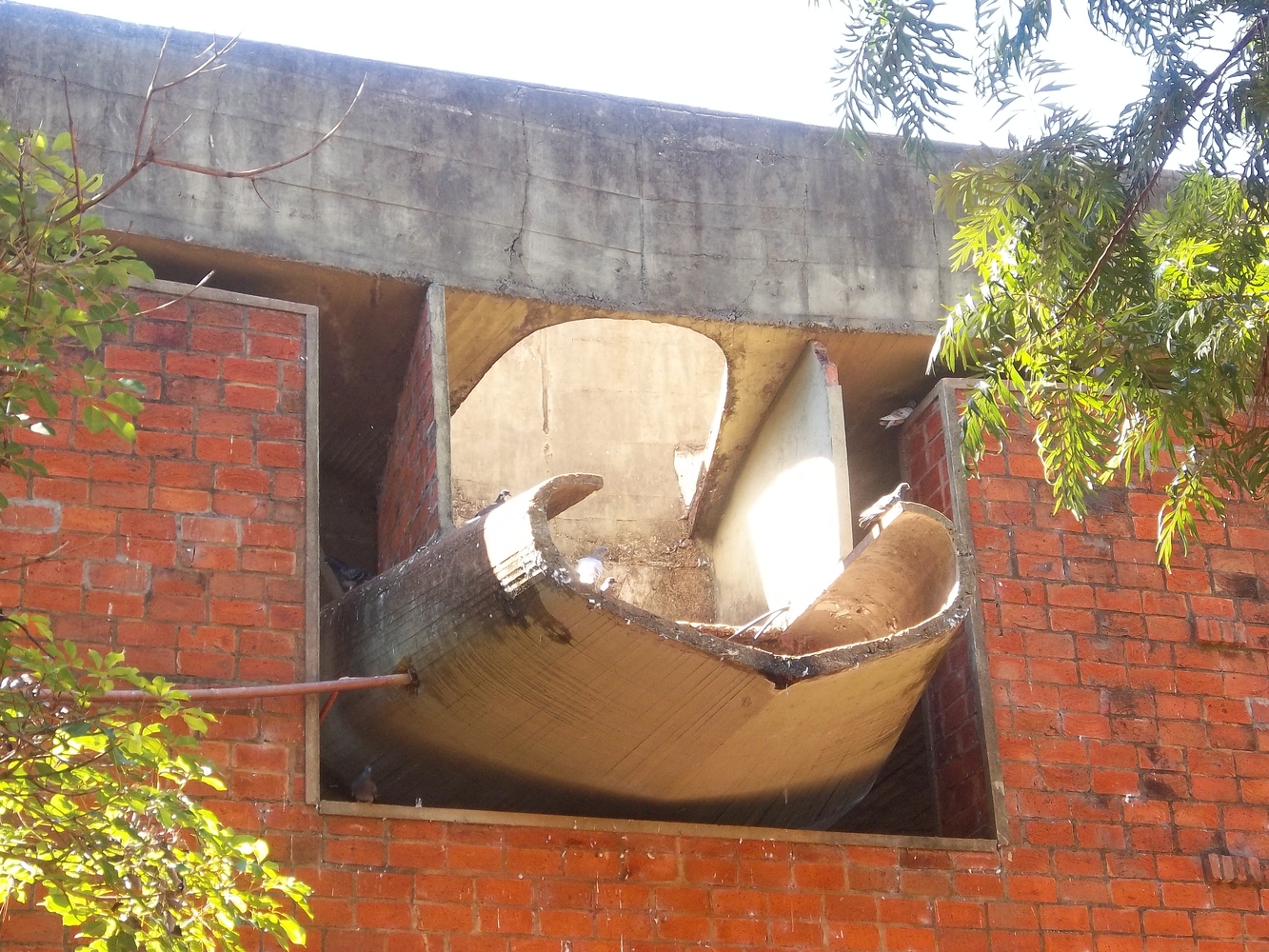 Detalle de la gárgola de hormigón en el testero