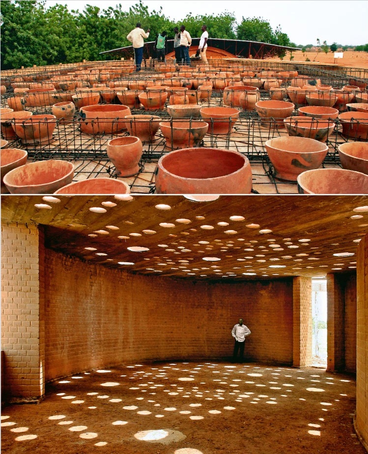 Obra de Francis Kéré: cubierta con vasijas de barro y luz cenital filtrada