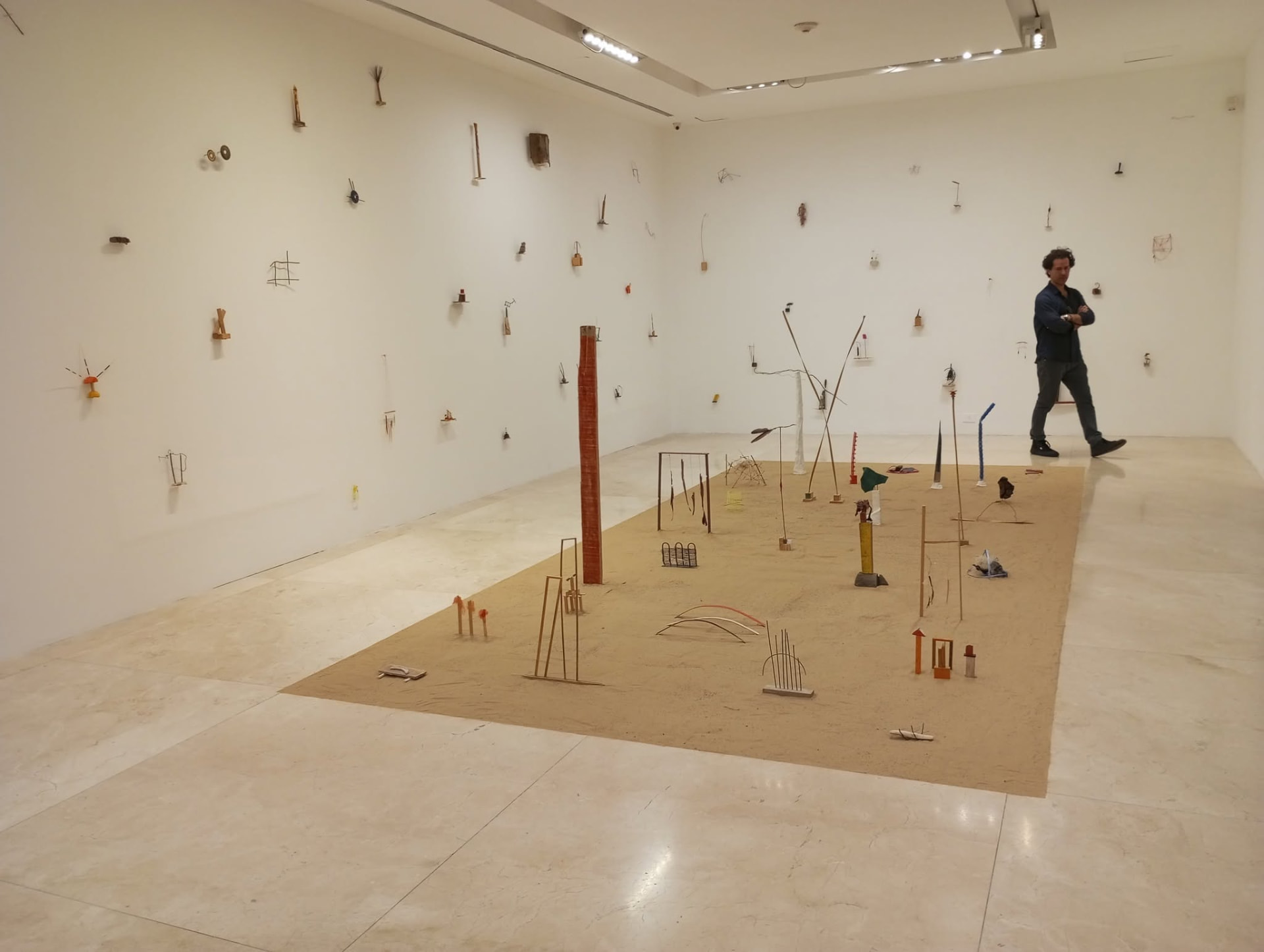 La sala de la muestra de Cecilia Vicuña en el MALBA: una franja de arena con micro-ensambles de restos encontrados en la playa