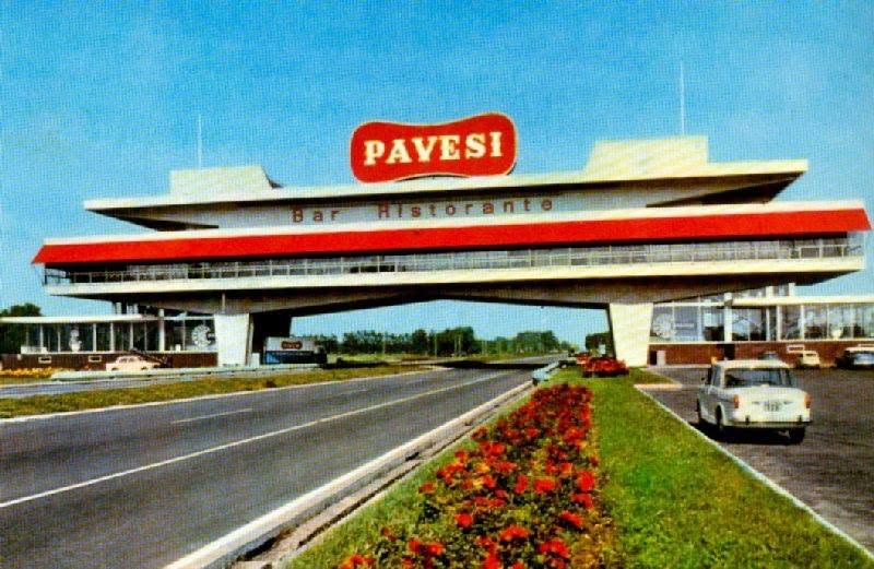 Postal de época del Autogrill Pavesi a puente, con su cartel Bar Ristorante sobre la autopista