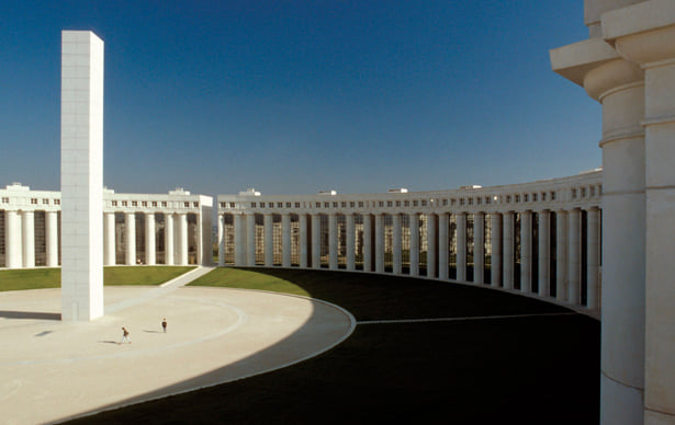 Columnata blanca curva del Belvédère Saint-Christophe frente a la plaza