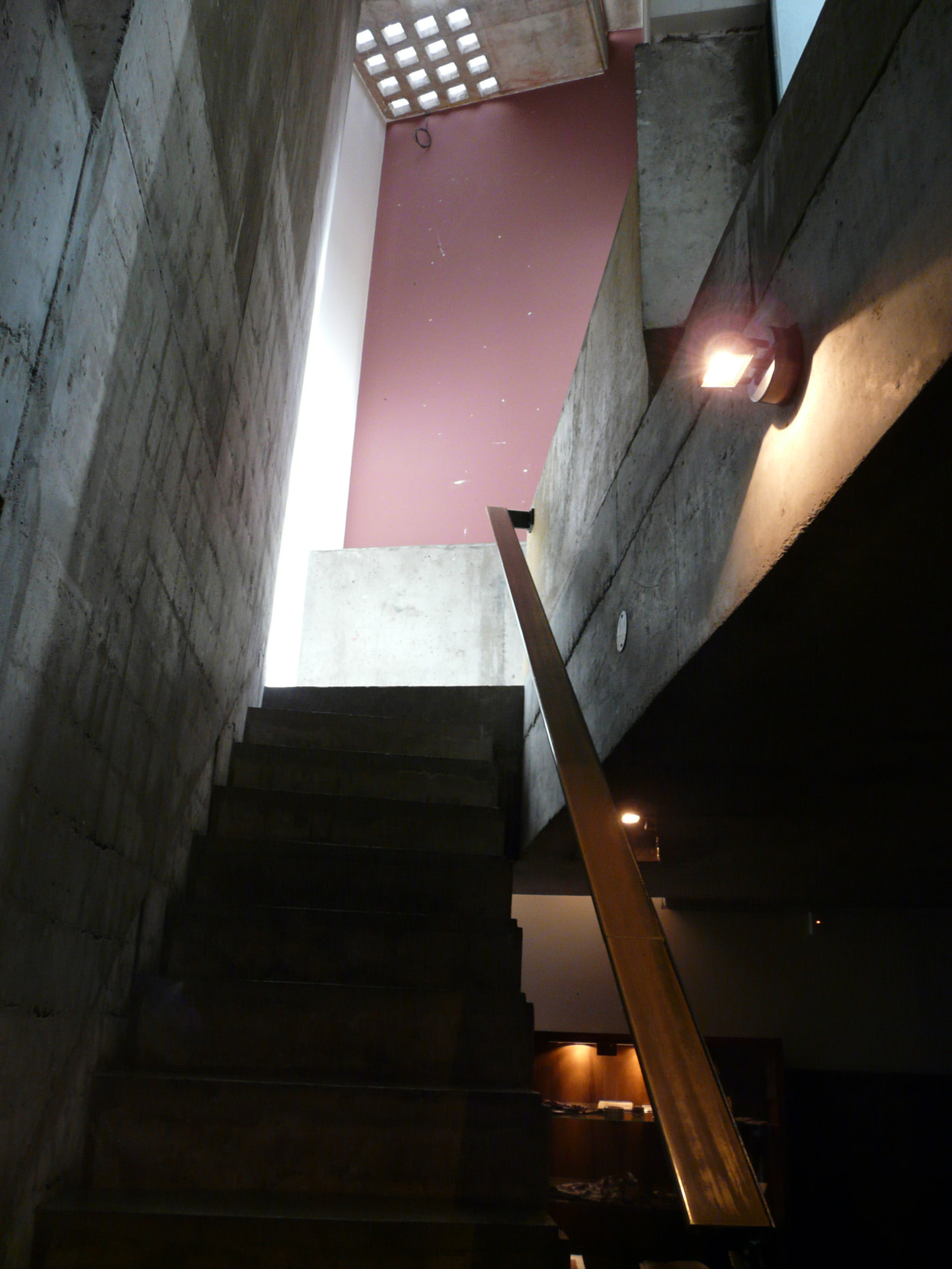 Escalera de hormigón y luz cenital en el Museo Xul Solar