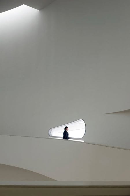 Persona en una rampa junto a una ventana envolvente del edificio de la Fundación Ibere Camargo