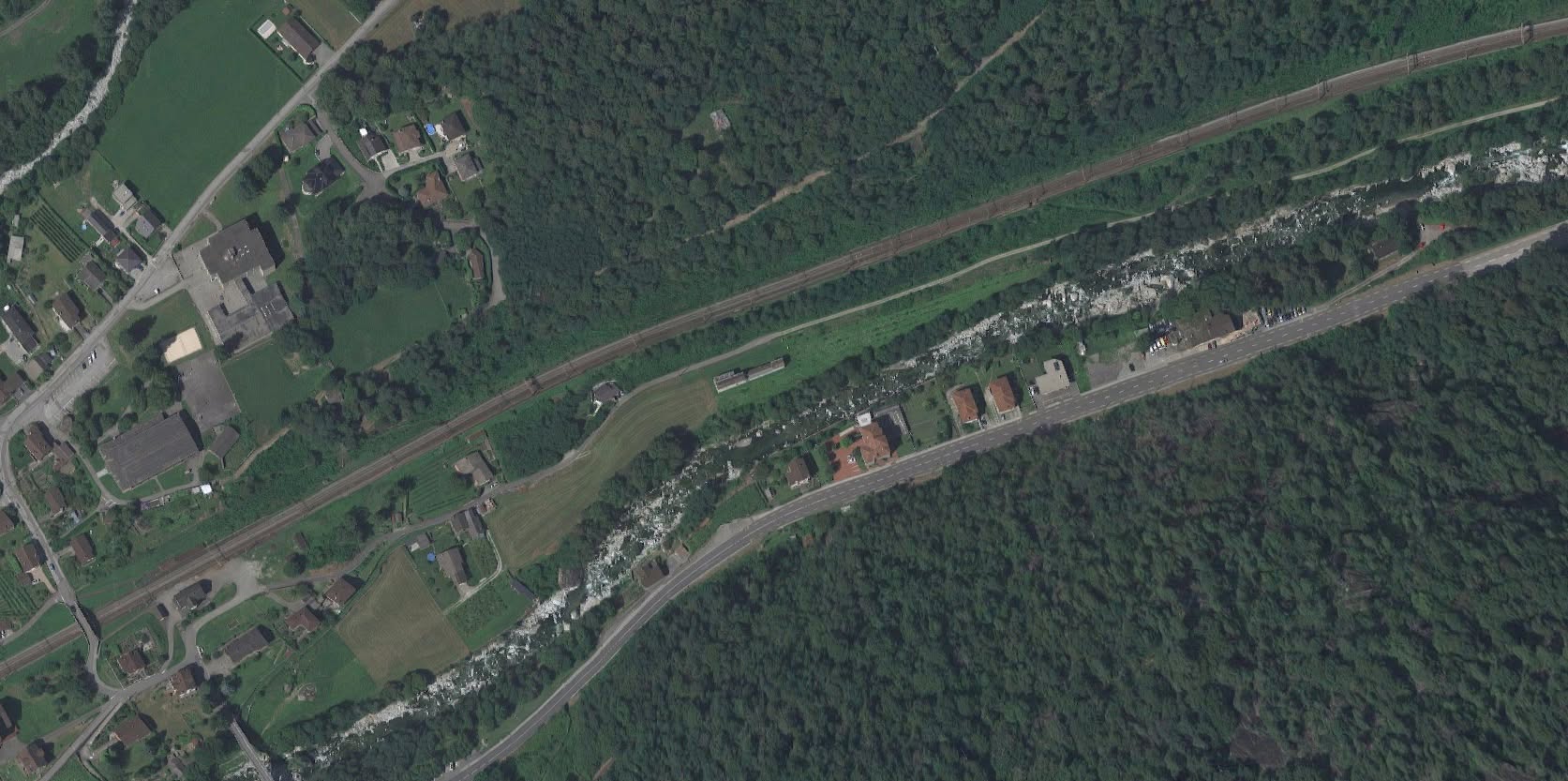 Vista aérea del valle de Leventina con el Museo La Congiunta junto al río