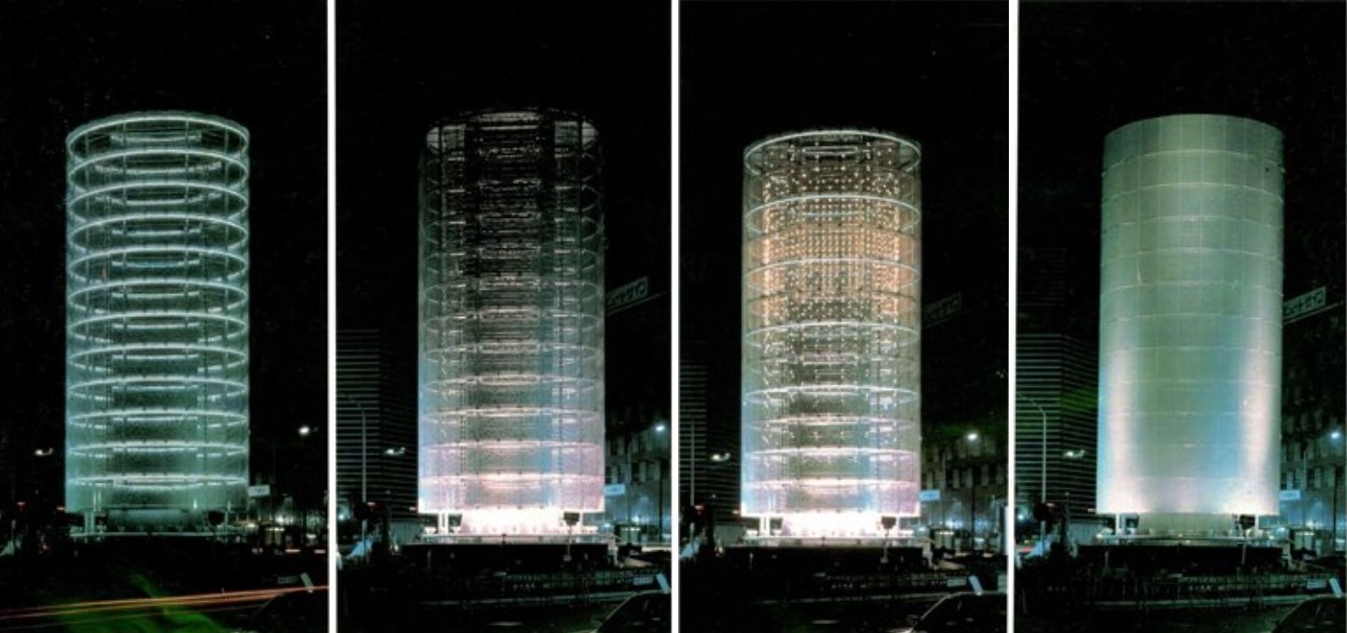 Cuatro estados nocturnos de la Torre de los Vientos: la piel de aluminio mutando con la luz