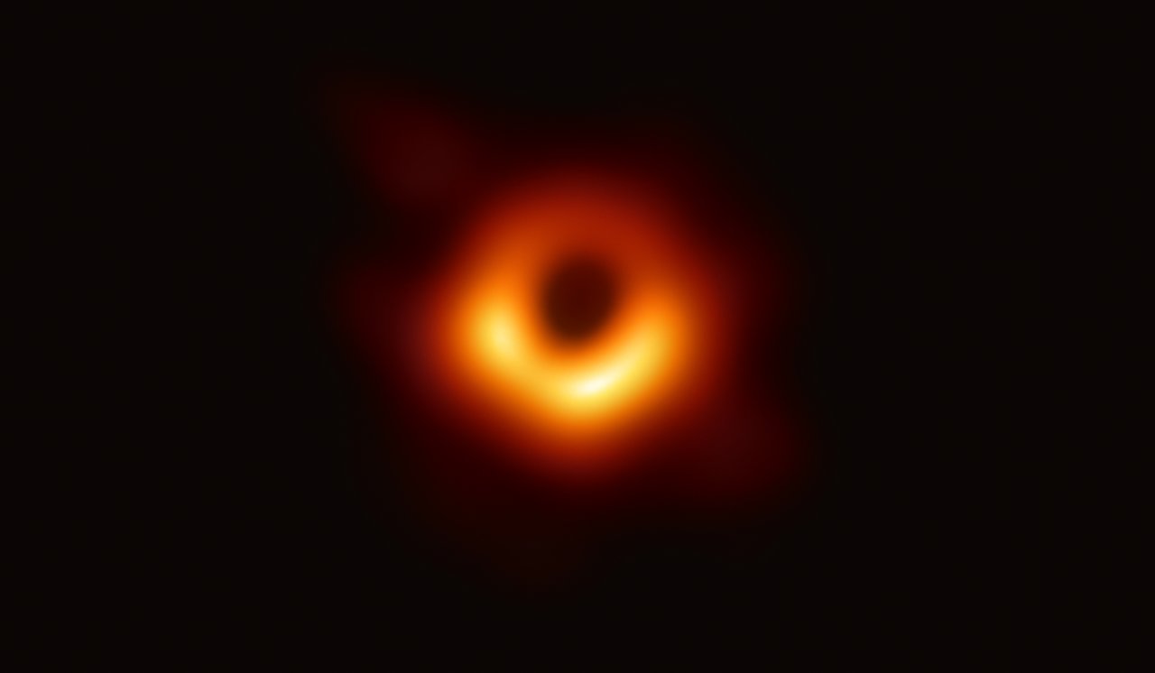 Primera imagen de un agujero negro: un anillo luminoso naranja alrededor de un centro oscuro