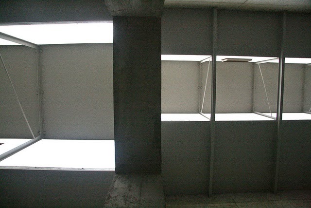 Vista hacia los lucernarios lineales del techo del Museo La Congiunta