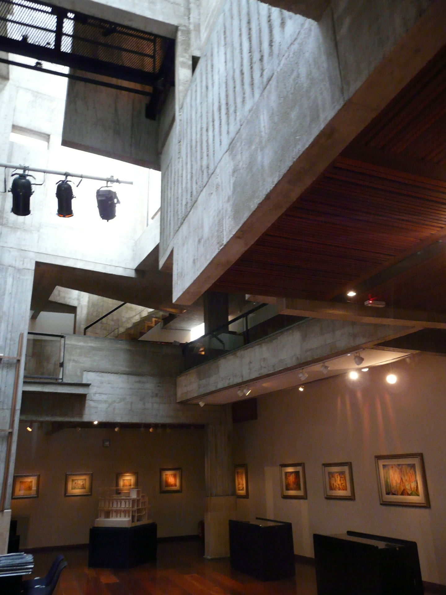 Sala de exposición del Museo Xul Solar bajo grandes planos de hormigón