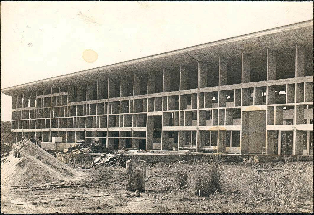 La escuela en construcción, con la trama de hormigón de las aulas