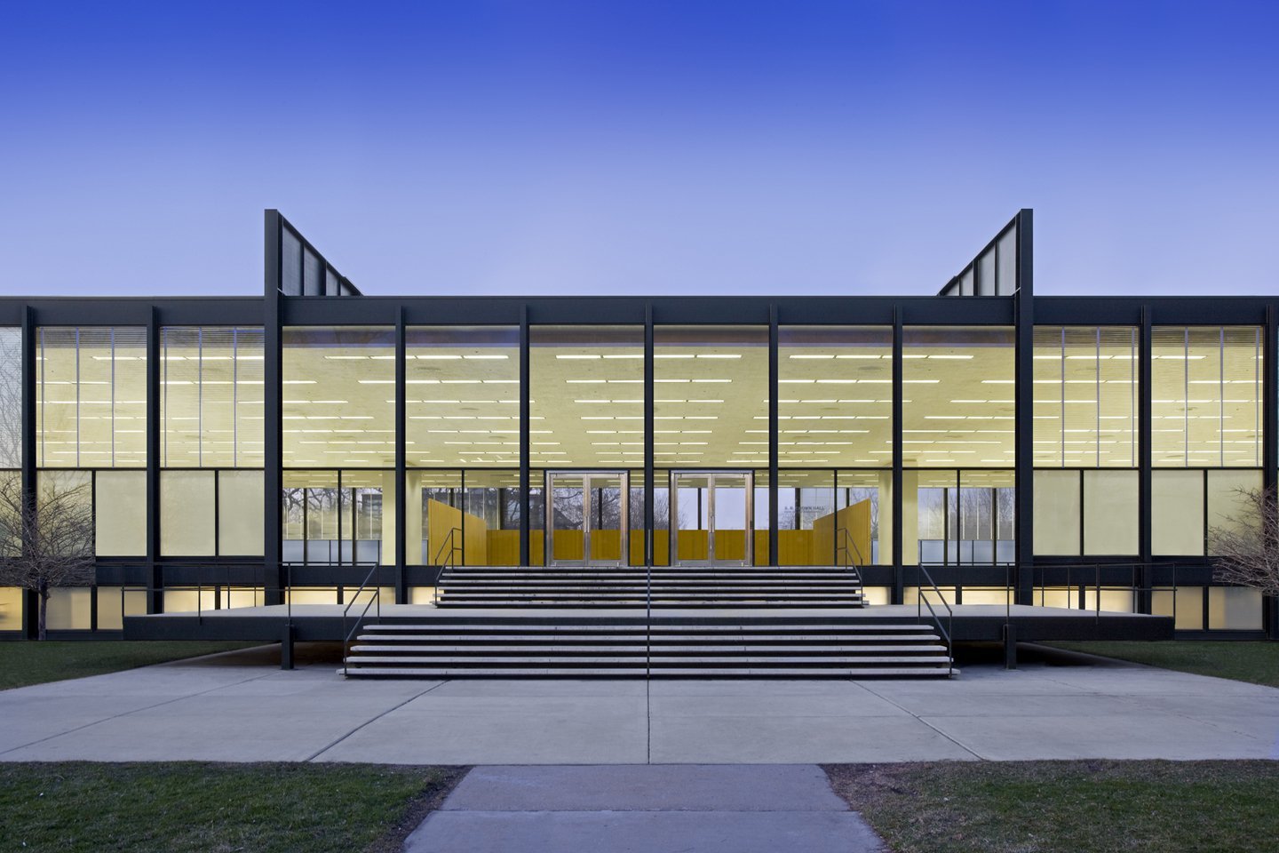 Fachada principal del Crown Hall del IIT