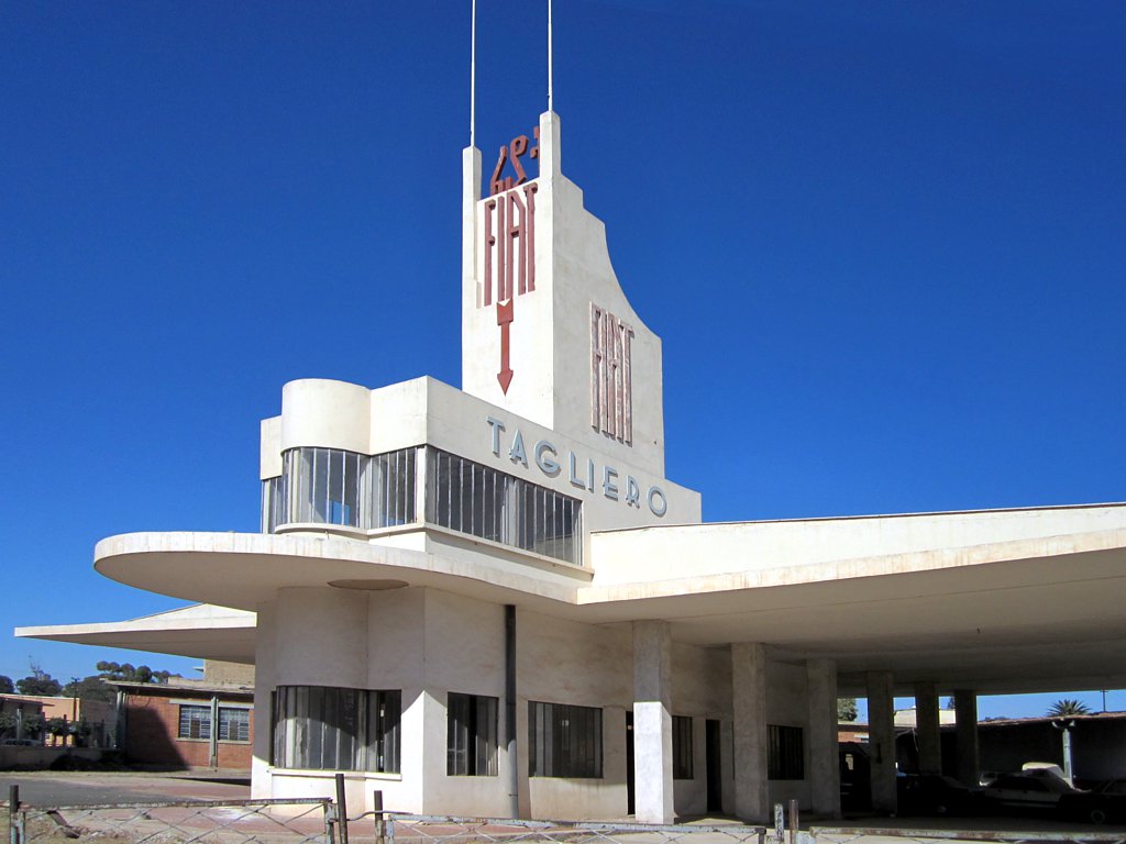 La estación Fiat Tagliero de Giuseppe Pettazzi en Asmara: la torre central con el letrero de Fiat y las alas en voladizo