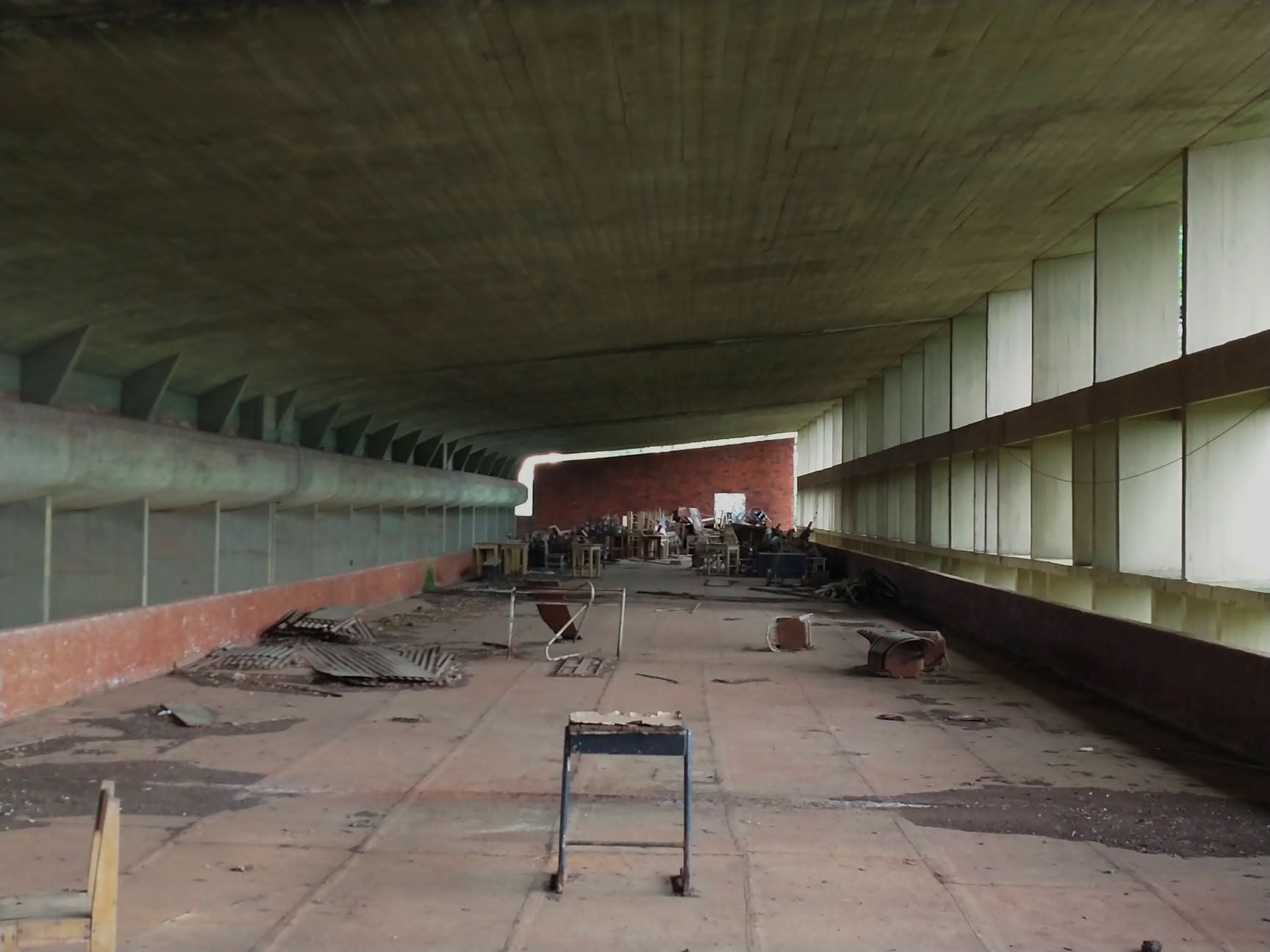 El sector superior abandonado sobre las aulas