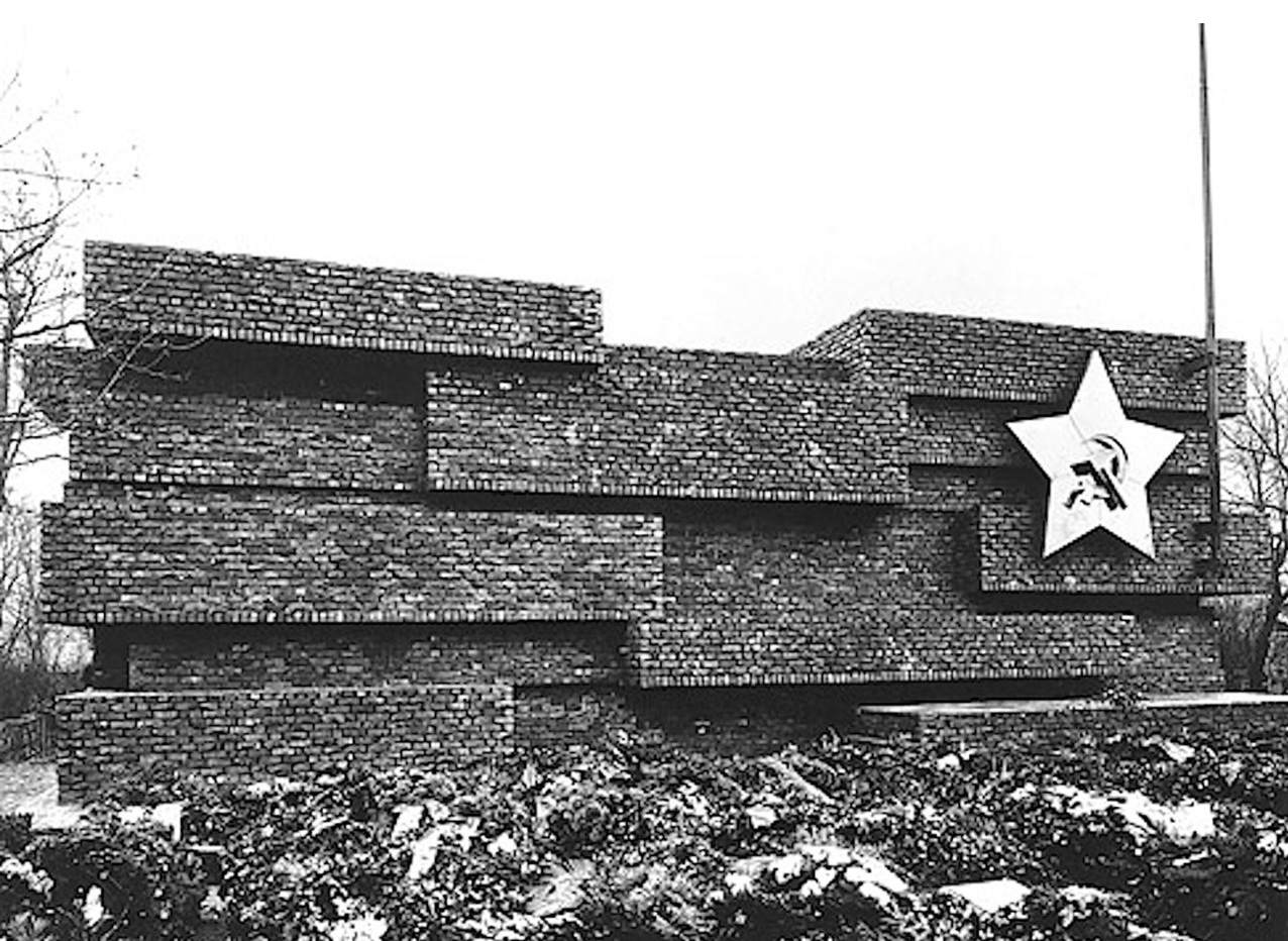 Monumento de ladrillo a Rosa Luxemburg y Karl Liebknecht