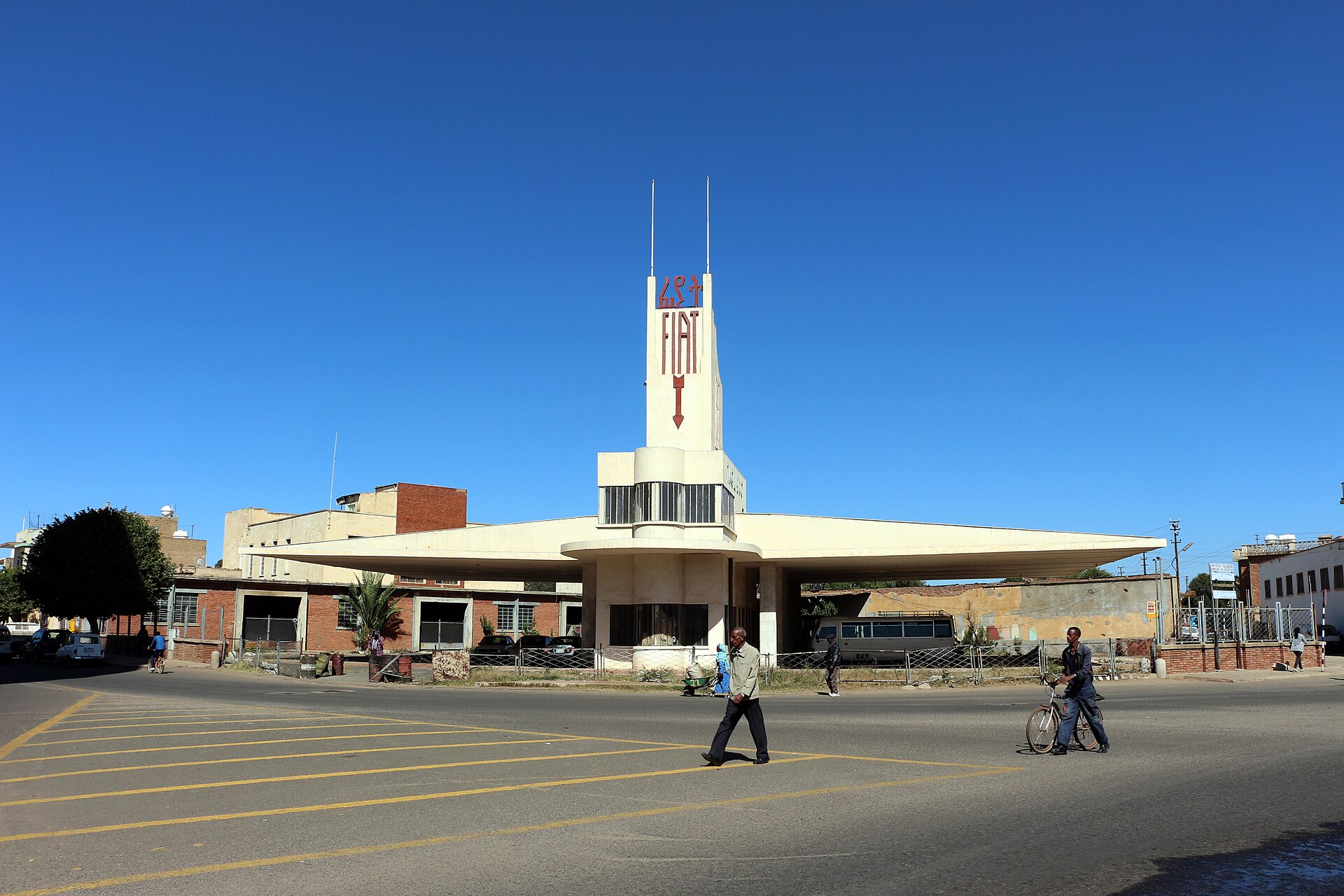 La estación Fiat Tagliero vista desde la calle, con sus alas en voladizo sobre el espacio de maniobra