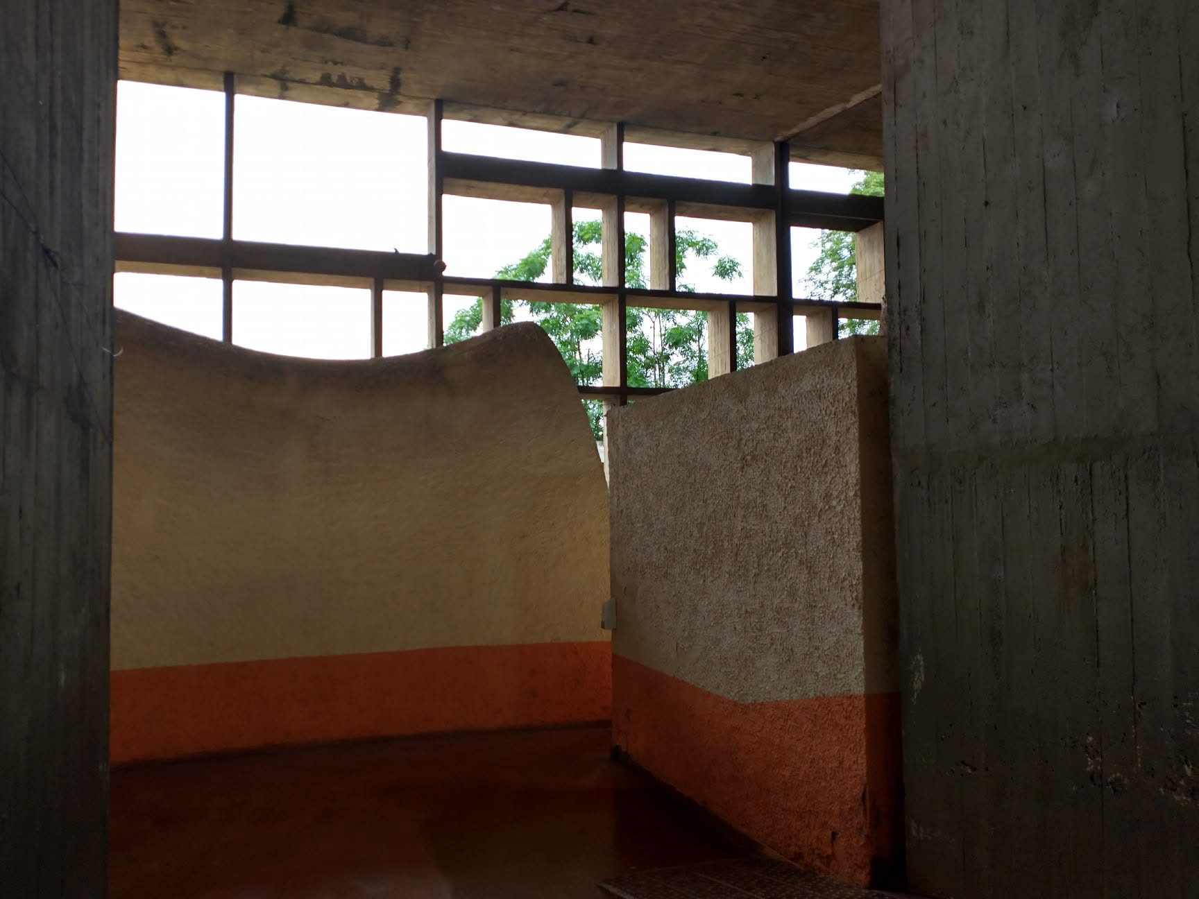 Muros curvos y trama de hormigón en el interior