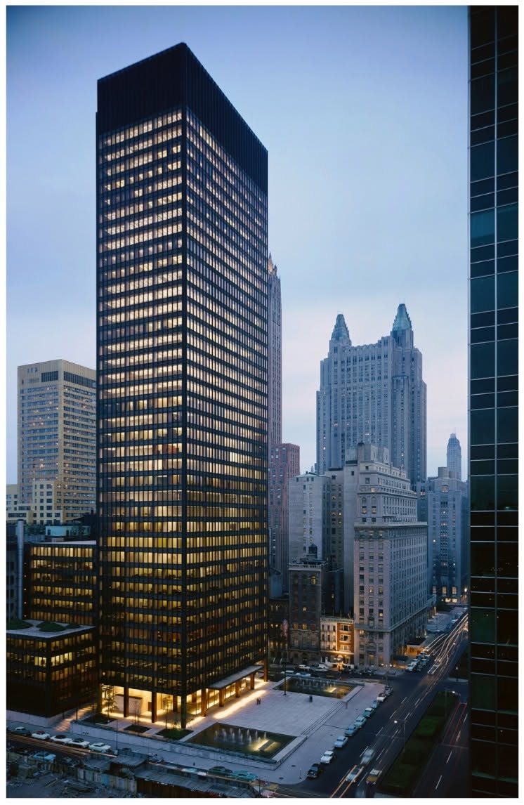 Edificio Seagram iluminado al atardecer en Nueva York